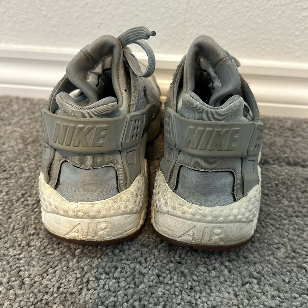 Nike Huarache (Size 7.5)